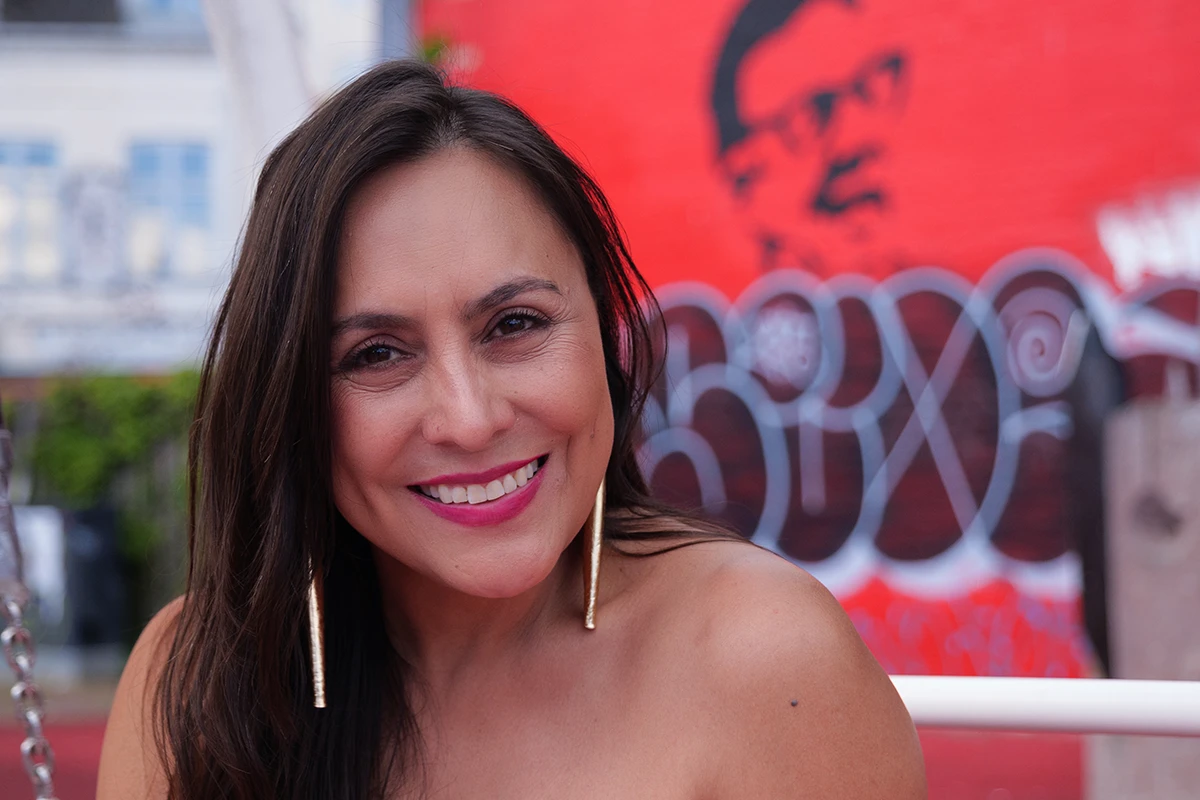 Portrait photography of a woman in natural light, artistic close-up with blurred background.